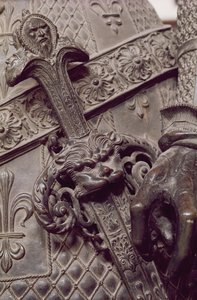 Detalj av ringbrynjehånd, fra graven til Maximilian I 1459-1519 laget i verkstedet til Peter Vischer ca. 1460-1529 bronse